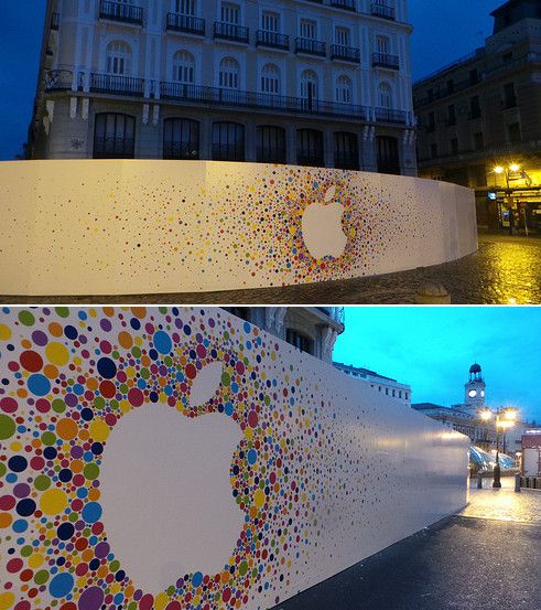 El logo de Apple luce en la Puerta del Sol