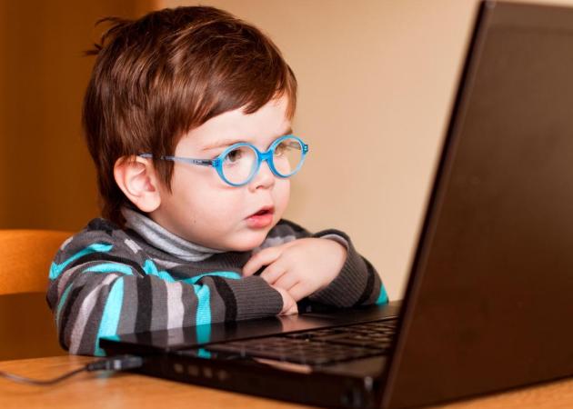child-using-computer