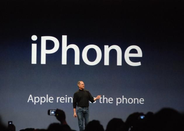 Steve_Jobs_presents_iPhone
