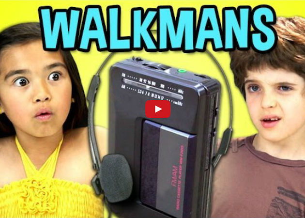 niños de presente ante un Walkman