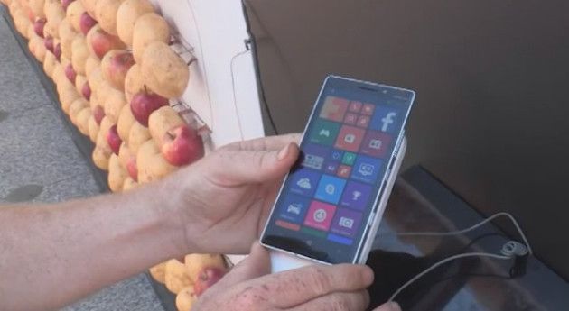 Lumia 930 con patatas y manzanas