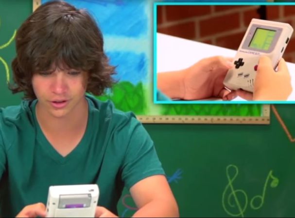 niños de hoy ante una Game Boy