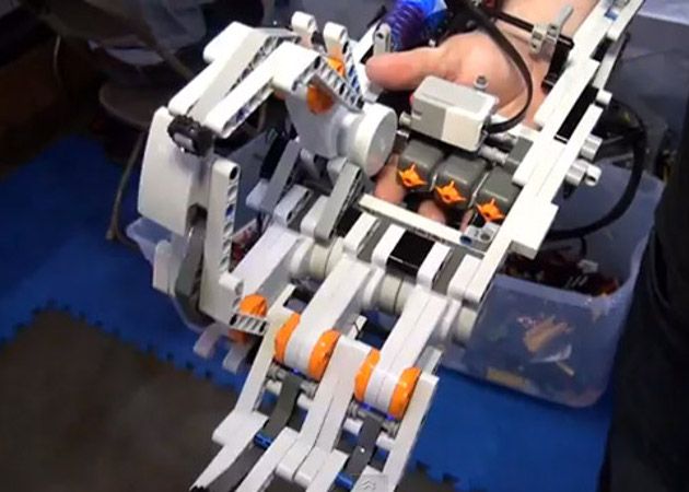 Brazo cyborg hecho con Lego