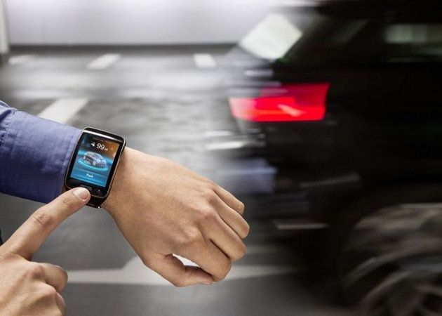 Aparcando un coche con un smartwatch
