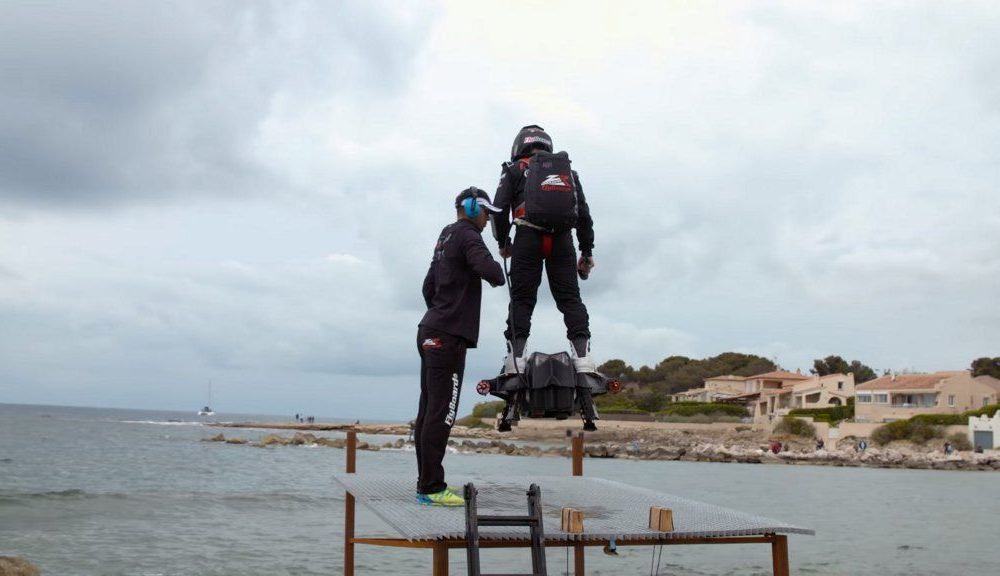 Franky Zapata destroza el récord de distancia sobre una tabla voladora