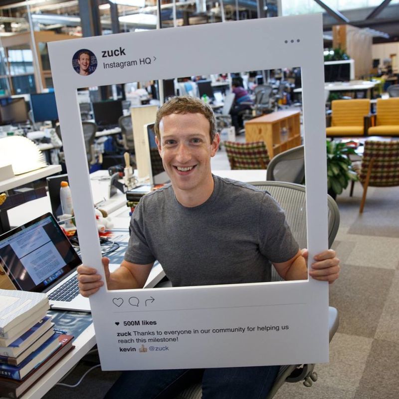 Mark Zuckerberg tapa la webcam de su portátil con cinta adhesiva