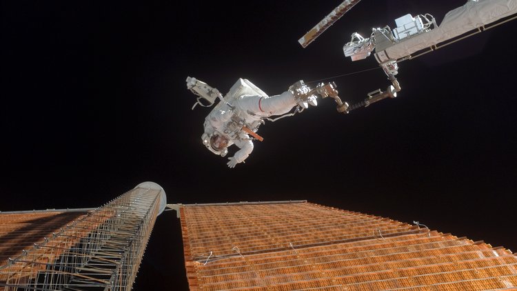 astronaut_scott_parazynski_repairs_a_damaged_iss_solar_panel