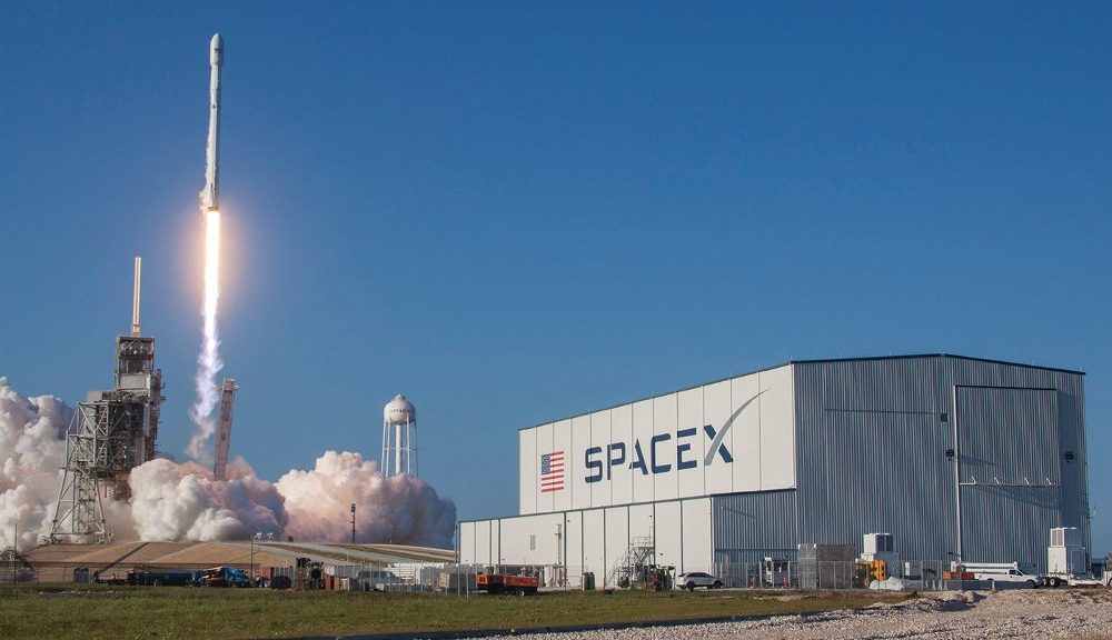 SpaceX planea ofrecer ancho de banda vía satélite en 2019