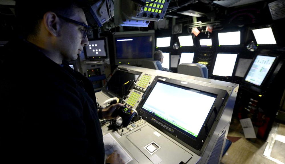 El submarino USS Colorado utiliza un mando de Xbox para manejar los mástiles fotónicos