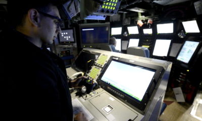 El submarino USS Colorado utiliza un mando de Xbox para manejar los mástiles fotónicos