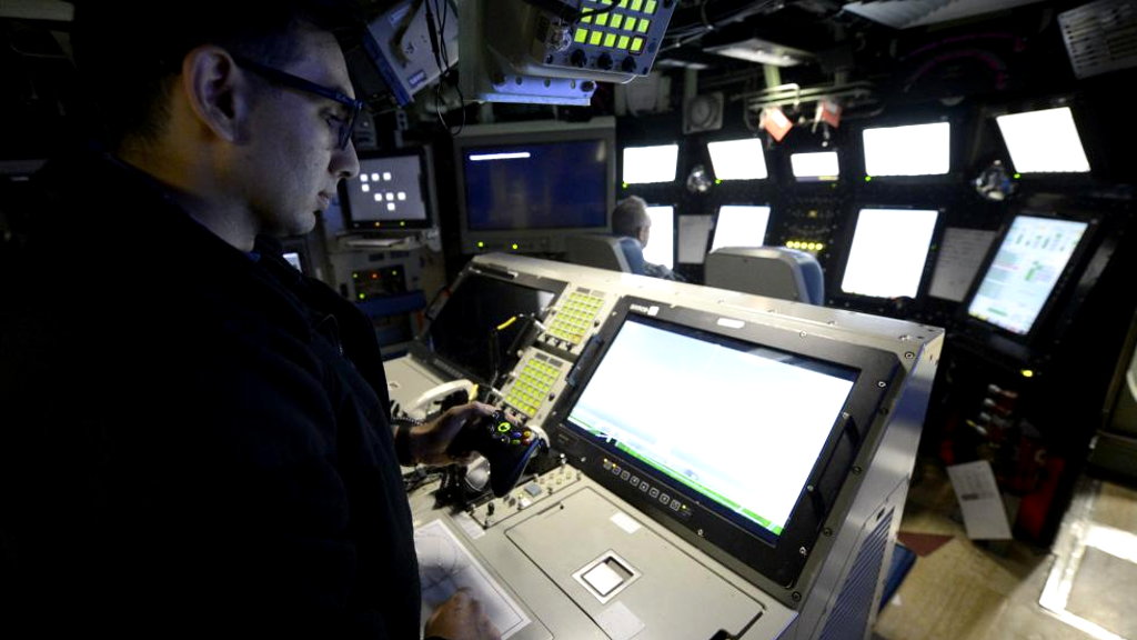 El submarino USS Colorado utiliza un mando de Xbox para manejar los mástiles fotónicos