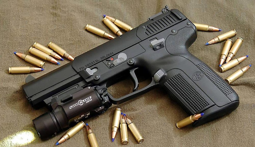 YouTube prohíbe los vídeos en los que se venden armas o complementos