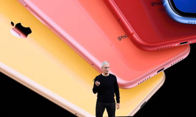 Tim Cook con el iPhone 11