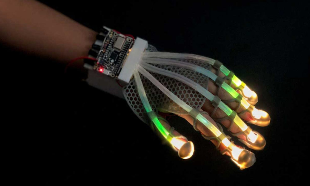 Cornell University sensor extensible fibra optica led robótica realidad virtual