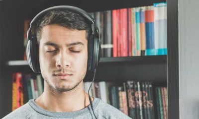 El audiolibro es un formato que, aunque para muchas personas quede un poco por debajo del radar, tiene una audiencia fiel y creciente que, por diversas razones, escoge este formato de "lectura". Y eso explica que servicios como Audible sigan expandiéndose internacionalmente, como con su reciente llegada a nuestro país. Desde salvar cualquier tipo de discapacidad visual hasta relajarse en la cama, con los ojos cerrados, escuchando un libro, son muchos los casos en los que este tipo de contenido tiene mucho sentido. El problema es que, claro, crear una versión en audiolibro tiene unos costes que provocan que solo determinadas obras sean adaptadas a este formato. Solo por las horas que debe dedicar un locutor profesional a leer todo el libro, más su posterior edición, ya hablamos de un proceso que exige cierta garantía de retorno de la inversión, algo que en muchos casos no se puede garantizar.  Hasta ahora, la otra posibilidad era emplear algún software de síntesis de voz, como el popular Loquendo. El problema es que, aunque estos sistemas han mejorado considerablemente con el paso de los años, una alocución prolongada de los mismos resulta bastante antinatural, lo que inconscientemente provoca que desconectemos durante la escucha. Son prácticos para textos cortos, pero un audiolibro basado en los mismo no parece una buena opción. Hoy sabemos, por 9to5Google, que Google está trabajando en un proyecto basado en la síntesis de voz, pero diseñado específicamente para ser empleado en audiolibros, y que contaría con varias voces. El proyecto de la empresa del buscador es que cualquier obra disponible en Google Play Libros, la tienda de ebooks, pueda tener una versión en audiolibro, salvando el coste de producción de la misma y, por lo tanto, universalizando este formato. Por el momento, esto es imaginable y es necesario aclararlo, Google está trabajando con editoriales estadounidenses y británicas, por lo que se entiende que su primera versión será en inglés. Y esto encaja con lo que hemos visto este 2020 con el asistente de Google y su capacidad de leer páginas web. En esta función se nota claramente que el sistema de síntesis de voz ha sido especialmente diseñado para leer contenidos largos. Con lo que sabemos ahora, tiene sentido pensar que esa función ha sido el campo de pruebas perfecto para este proyecto para poder generar un audiolibro automáticamente desde un ebook. Según podemos leer, la función ya está disponible, en modo de beta, para los editores que publican sus contenidos en Play Libros, y según Google será accesible para todos ellos (nos queda la duda de si se refiere solo a los angloparlantes, o si nos dará la sorpresa de hacerlo accesible para más idiomas a principios de 2021. De funcionar correctamente, es posible que este nuevo servicio de Google Play se convierta en una seria alternativa a Amazon Audible. Y es que la posibilidad de crear un audiolibro de manera inmediata y sin coste, puede hacer que Google pase a tener el catálogo más amplio de este tipo de contenidos.