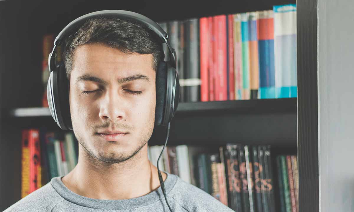 El audiolibro es un formato que, aunque para muchas personas quede un poco por debajo del radar, tiene una audiencia fiel y creciente que, por diversas razones, escoge este formato de "lectura". Y eso explica que servicios como Audible sigan expandiéndose internacionalmente, como con su reciente llegada a nuestro país. Desde salvar cualquier tipo de discapacidad visual hasta relajarse en la cama, con los ojos cerrados, escuchando un libro, son muchos los casos en los que este tipo de contenido tiene mucho sentido. El problema es que, claro, crear una versión en audiolibro tiene unos costes que provocan que solo determinadas obras sean adaptadas a este formato. Solo por las horas que debe dedicar un locutor profesional a leer todo el libro, más su posterior edición, ya hablamos de un proceso que exige cierta garantía de retorno de la inversión, algo que en muchos casos no se puede garantizar.  Hasta ahora, la otra posibilidad era emplear algún software de síntesis de voz, como el popular Loquendo. El problema es que, aunque estos sistemas han mejorado considerablemente con el paso de los años, una alocución prolongada de los mismos resulta bastante antinatural, lo que inconscientemente provoca que desconectemos durante la escucha. Son prácticos para textos cortos, pero un audiolibro basado en los mismo no parece una buena opción. Hoy sabemos, por 9to5Google, que Google está trabajando en un proyecto basado en la síntesis de voz, pero diseñado específicamente para ser empleado en audiolibros, y que contaría con varias voces. El proyecto de la empresa del buscador es que cualquier obra disponible en Google Play Libros, la tienda de ebooks, pueda tener una versión en audiolibro, salvando el coste de producción de la misma y, por lo tanto, universalizando este formato. Por el momento, esto es imaginable y es necesario aclararlo, Google está trabajando con editoriales estadounidenses y británicas, por lo que se entiende que su primera versión será en inglés. Y esto encaja con lo que hemos visto este 2020 con el asistente de Google y su capacidad de leer páginas web. En esta función se nota claramente que el sistema de síntesis de voz ha sido especialmente diseñado para leer contenidos largos. Con lo que sabemos ahora, tiene sentido pensar que esa función ha sido el campo de pruebas perfecto para este proyecto para poder generar un audiolibro automáticamente desde un ebook. Según podemos leer, la función ya está disponible, en modo de beta, para los editores que publican sus contenidos en Play Libros, y según Google será accesible para todos ellos (nos queda la duda de si se refiere solo a los angloparlantes, o si nos dará la sorpresa de hacerlo accesible para más idiomas a principios de 2021. De funcionar correctamente, es posible que este nuevo servicio de Google Play se convierta en una seria alternativa a Amazon Audible. Y es que la posibilidad de crear un audiolibro de manera inmediata y sin coste, puede hacer que Google pase a tener el catálogo más amplio de este tipo de contenidos.