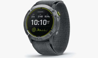 Garmin Enduro es una muestra más de que, tras unos años buscando su sitio, los fabricantes de relojes inteligentes se han centrado principalmente en dos ámbitos muy relacionados entre sí: salud y deporte. Ya lo pudimos ver, por ejemplo, en el Apple Watch Series 6, y en general parece que la inmensa mayoría de los fabricantes han decidido echar el resto en ese aspecto. ¿El problema? Que si todos los fabricantes hacen lo mismo, ¿cómo van a conseguir destacar entre su competencia? Así, con el fin de distinguirse en un mercado cada vez más copado de dispositivos, con el tiempo vamos conociendo de nuevas e interesantes propuestas que destacan por algún aspecto en particular. Y sin duda, en el caso del Garmin Enduro, la autonomía es su punto fuerte, pues según el fabricante puede alcanzar los 65 días con determinados ajustes. Y en el extremo contrario, con todas las funciones activadas, una carga completa puede ofrecer hasta tres días de funcionamiento. Y lo más interesante es que para ofrecer tanta autonomía, se basa en su función de carga solar. En lo referido a sus especificaciones, el Garmin Enduro tiene una pantalla OLED de 1.4 pulgadas con una resolución de 280 x 280 píxeles, y Garmin lo ha equipado con sensores que, como ya decía antes, demuestran que es un dispositivo especialmente diseñado para deportistas, incluida la capacidad aeróbica del usuario (VO2 Max), sensor de frecuencia cardiaca con alertas ante mediciones anómalas, pulsioximetría (saturación de oxígeno en sangre), monitor de respiración, etcétera. Como cabía esperar, el Garmin Enduro cuenta con múltiples funciones de cuantificación dirigidas específicamente a la actividad física, tanto las que podemos emplear para ajustar el ritmo de entrenamiento, como la gestión de las zonas de frecuencia cardiaca, o el valor porcentual con respecto a la frecuencia cardiaca en reposo, como las informativas, que nos indican la frecuencia respiratoria, la velocidad en deportes de movimiento o la configuración de intervalos. Para las actividades deportivas de exterior, el Garmin Enduro cuenta con GPS (compatible también con Glonass y Galileo), por lo que puede ser empleado tanto para seguir rutas prestablecidas, como para guardar información sobre los recorridos que hemos llevado a cabo, junto con información sobre los mismos (horas, velocidades, mediciones de sus sensores, etcétera). De este modo, podremos conservar un histórico de nuestra actividad física. No hablamos, eso sí, de un smartwatch económico. El precio del Garmin Enduro, con correa de nylon diseñada también específicamente para actividades deportivas, es de 799,99 euros. Ya está a la venta en la página web de Garmin, si bien los envíos de las primeras unidades no empezarán a efectuarse hasta dentro de entre tres y cinco semanas. Más información: Garmin