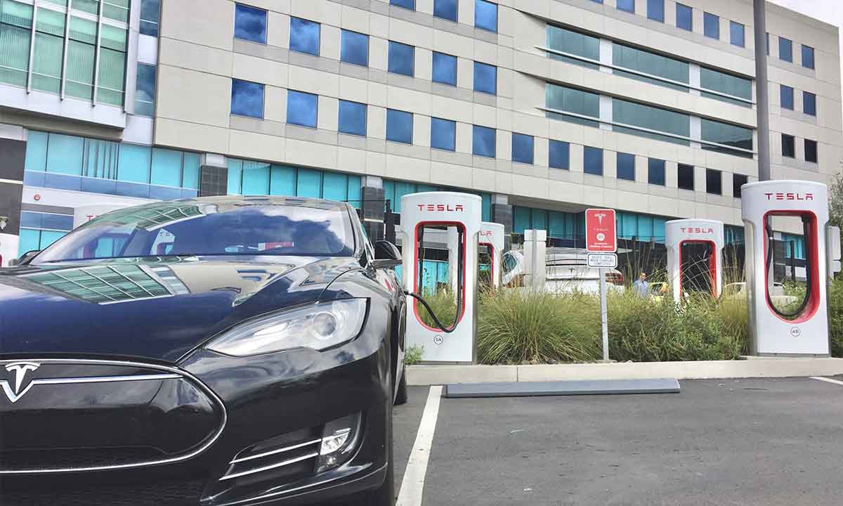Tesla escatima los conectores USB de sus coches
