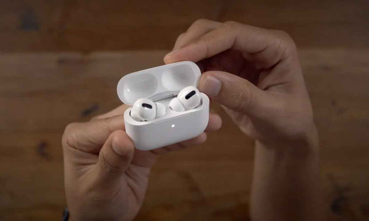 Apple se plantea unos AirPods con pantalla táctil en el estuche