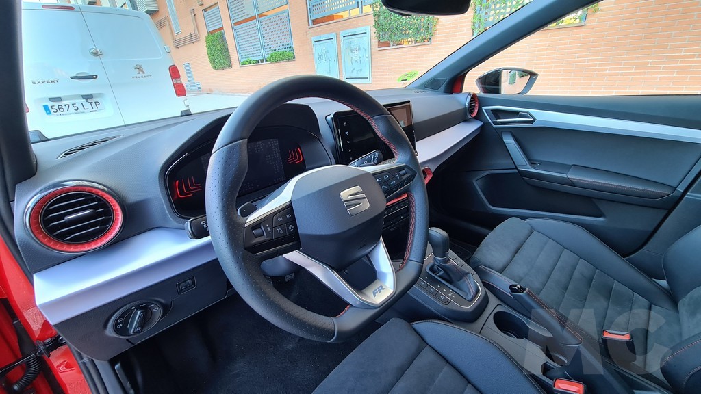 Archivo:Seat Ibiza FR Business intense (2018) interior.jpg