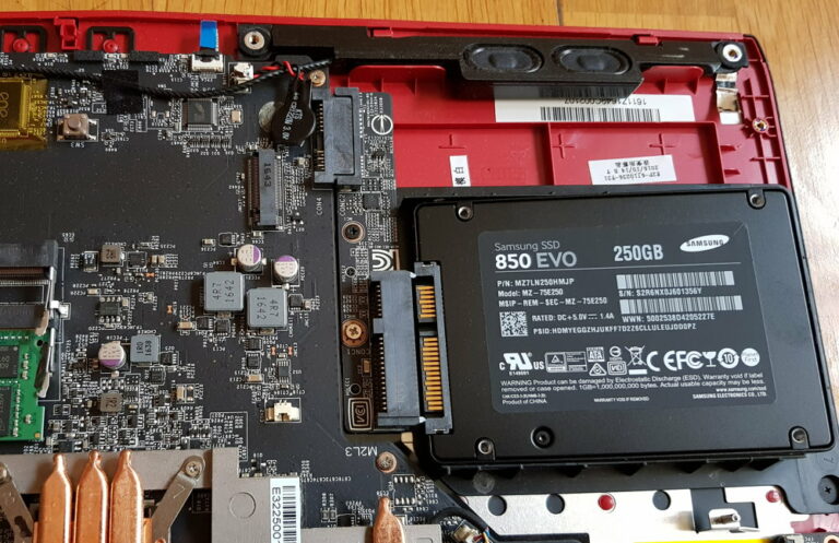 Cómo montar una SSD en un portátil