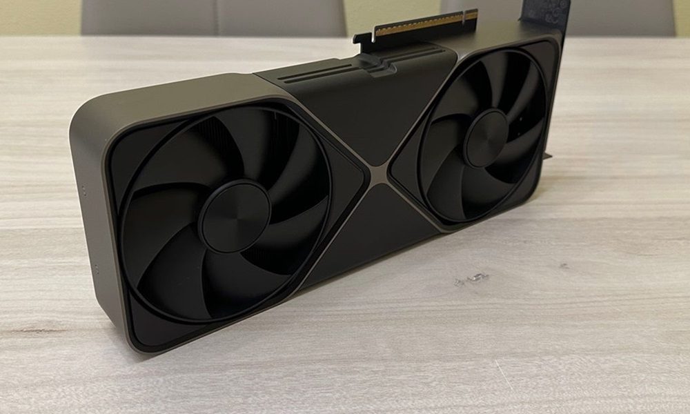 Qué fuente de alimentación necesito para mover una GeForce RTX 5080