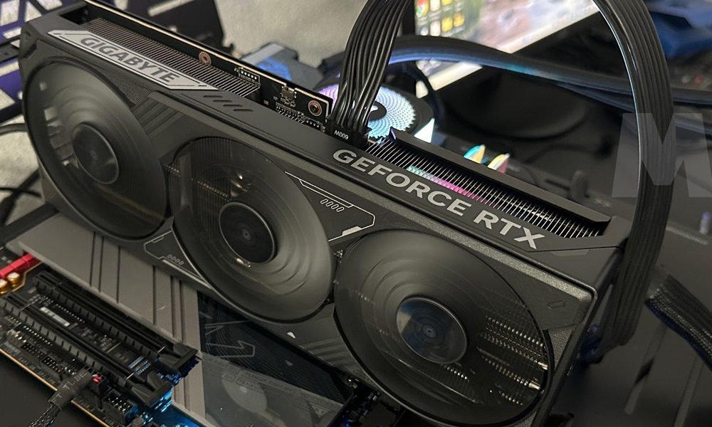 GIGABYTE GeForce RTX 5080 GAMING OC SFF