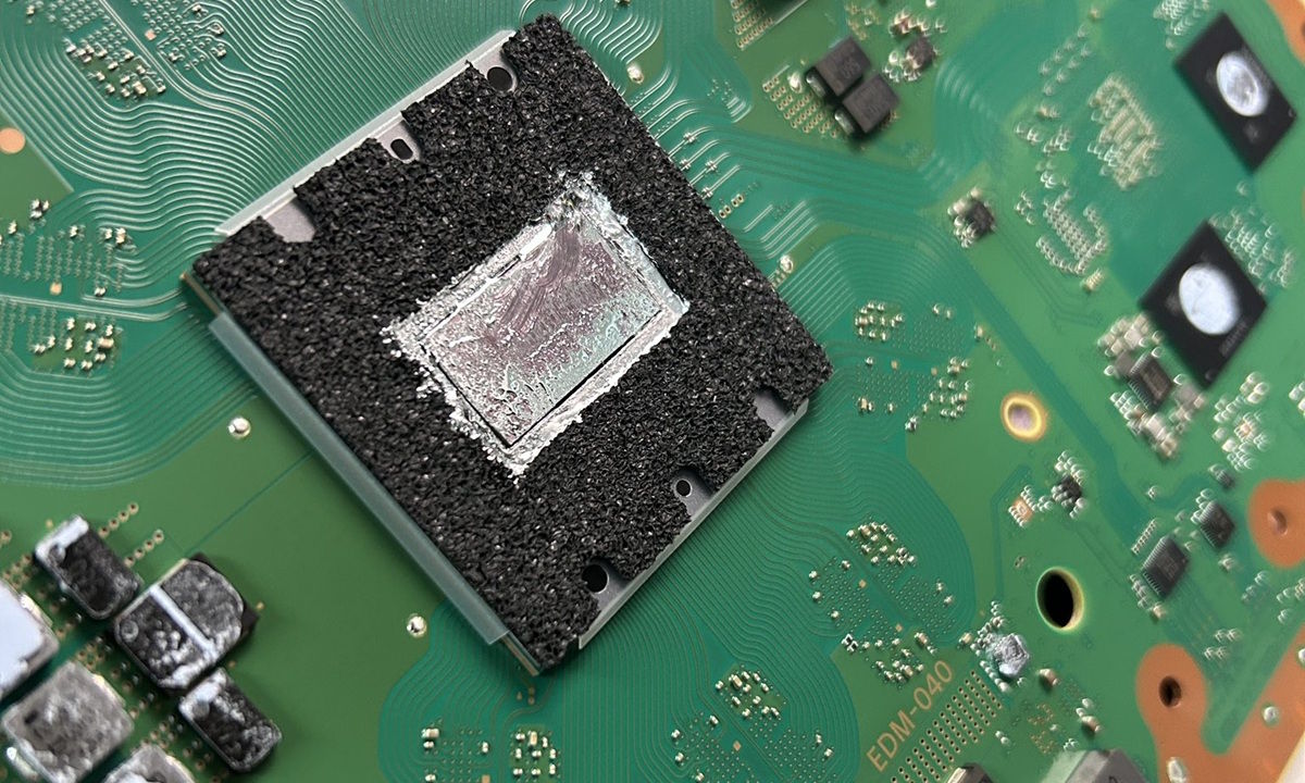 PS5 APU metal líquido