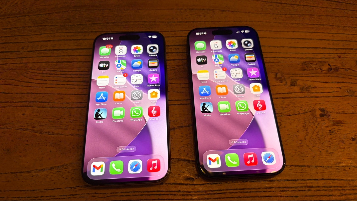 iPhone 16 Pro (izquierda) junto a iPhone 17 Pro (derecha).