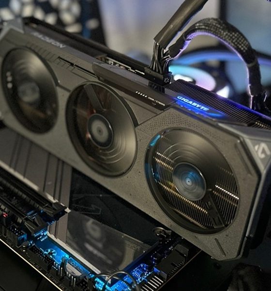 La-GIGABYTE-Radeon-RX-9060-XT-Gaming-OC montada en banco de pruebas