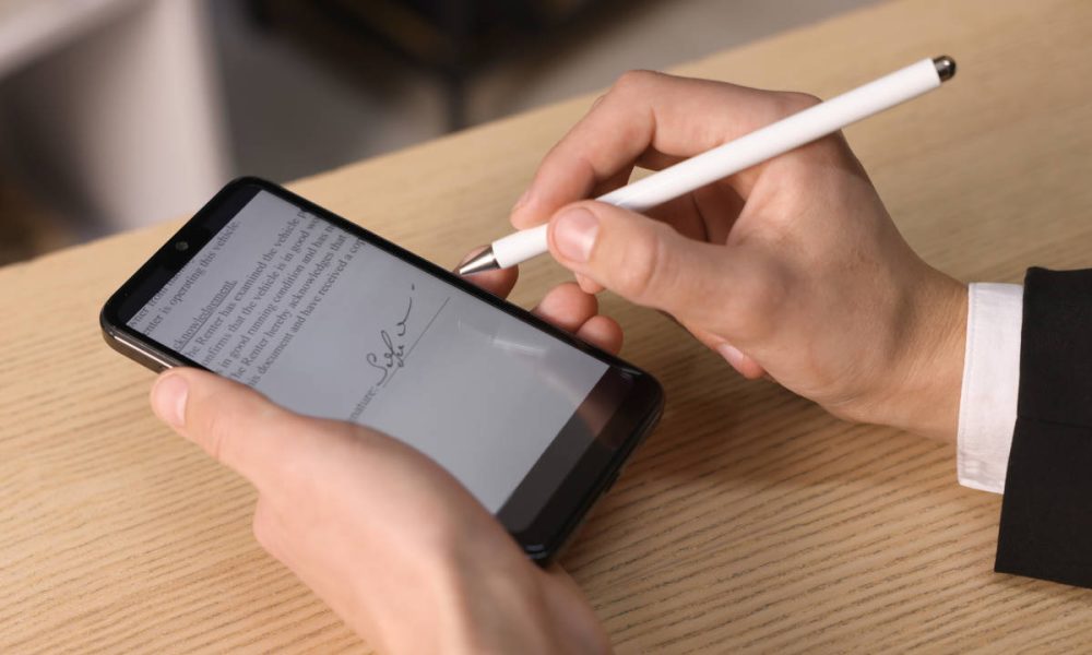 Google sigue incorporando nuevas funciones a Android sin necesidad de esperar a una gran actualización del sistema operativo. La última de ellas pasa bastante desapercibida a primera vista, pero tiene potencial para convertirse en una de esas mejoras que terminan facilitando el día a día de millones de usuarios. La compañía ha comenzado a desplegar Signature, un nuevo componente del sistema que convierte la firma digital en una función nativa de Android, permitiendo almacenarla y utilizarla fácilmente desde cualquier aplicación compatible. A diferencia de otras herramientas para firmar documentos, Signature no está pensada como una aplicación independiente que el usuario deba abrir cada vez que necesite añadir una firma. En realidad, funciona como un servicio integrado en el propio sistema operativo. Las aplicaciones que incorporen soporte para esta función podrán solicitar directamente una firma almacenada por el usuario, de una forma muy similar a como actualmente Android permite seleccionar fotografías mediante el selector nativo de imágenes o utilizar las credenciales almacenadas en el gestor de contraseñas del sistema. Google permitirá crear y almacenar diferentes tipos de firma para adaptarse a distintos escenarios. Los usuarios podrán dibujar su firma directamente sobre la pantalla, generar unas iniciales utilizando distintas tipografías o incluso importar una fotografía de una firma manuscrita para reutilizarla posteriormente. Además, será posible guardar varias versiones diferentes y administrarlas desde una pantalla específica, eliminando aquellas que ya no sean necesarias. Lo más interesante de esta novedad es que no depende de Android 17 ni de una actualización distribuida por cada fabricante. Signature está llegando a través de las actualizaciones del sistema de Google Play, un mecanismo que Google lleva años utilizando para incorporar nuevas capacidades al sistema operativo sin necesidad de esperar a que Samsung, Xiaomi, Motorola o cualquier otro fabricante adapten una nueva versión completa de Android. De hecho, la aplicación es compatible con dispositivos que ejecuten Android 12 o versiones posteriores. Este enfoque refleja una estrategia que Google viene reforzando desde hace tiempo. En lugar de reservar todas las novedades para las grandes actualizaciones anuales, la compañía está trasladando cada vez más funciones al propio ecosistema de Google Play. Ya ocurrió con el gestor de credenciales, el selector de fotografías, diversas funciones de seguridad o los módulos del sistema Project Mainline. Ahora, la firma digital pasa a formar parte de ese conjunto de capacidades comunes que cualquier aplicación podrá aprovechar sin necesidad de desarrollar su propia solución. Para los desarrolladores también supone una ventaja evidente. Hasta ahora, cada aplicación que necesitaba capturar una firma debía implementar su propio sistema, con resultados muy dispares tanto en funcionamiento como en experiencia de uso. Con Signature, Android ofrece una interfaz unificada que simplifica la integración, reduce el trabajo de desarrollo y proporciona una experiencia mucho más consistente para el usuario, independientemente de la aplicación desde la que esté firmando un documento. Puede que Signature no sea una de esas funciones que protagonizan las presentaciones de Google ni una característica que vayamos a utilizar todos los días. Sin embargo, representa muy bien la dirección que está tomando Android en los últimos años. Más que añadir aplicaciones nuevas, Google está convirtiendo el sistema operativo en una plataforma cada vez más completa y autosuficiente, incorporando de forma nativa funciones que hasta hace poco dependían de aplicaciones de terceros. Es un cambio silencioso, pero probablemente mucho más importante de lo que parece a simple vista.