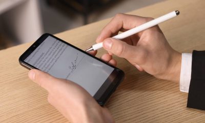 Google sigue incorporando nuevas funciones a Android sin necesidad de esperar a una gran actualización del sistema operativo. La última de ellas pasa bastante desapercibida a primera vista, pero tiene potencial para convertirse en una de esas mejoras que terminan facilitando el día a día de millones de usuarios. La compañía ha comenzado a desplegar Signature, un nuevo componente del sistema que convierte la firma digital en una función nativa de Android, permitiendo almacenarla y utilizarla fácilmente desde cualquier aplicación compatible. A diferencia de otras herramientas para firmar documentos, Signature no está pensada como una aplicación independiente que el usuario deba abrir cada vez que necesite añadir una firma. En realidad, funciona como un servicio integrado en el propio sistema operativo. Las aplicaciones que incorporen soporte para esta función podrán solicitar directamente una firma almacenada por el usuario, de una forma muy similar a como actualmente Android permite seleccionar fotografías mediante el selector nativo de imágenes o utilizar las credenciales almacenadas en el gestor de contraseñas del sistema. Google permitirá crear y almacenar diferentes tipos de firma para adaptarse a distintos escenarios. Los usuarios podrán dibujar su firma directamente sobre la pantalla, generar unas iniciales utilizando distintas tipografías o incluso importar una fotografía de una firma manuscrita para reutilizarla posteriormente. Además, será posible guardar varias versiones diferentes y administrarlas desde una pantalla específica, eliminando aquellas que ya no sean necesarias. Lo más interesante de esta novedad es que no depende de Android 17 ni de una actualización distribuida por cada fabricante. Signature está llegando a través de las actualizaciones del sistema de Google Play, un mecanismo que Google lleva años utilizando para incorporar nuevas capacidades al sistema operativo sin necesidad de esperar a que Samsung, Xiaomi, Motorola o cualquier otro fabricante adapten una nueva versión completa de Android. De hecho, la aplicación es compatible con dispositivos que ejecuten Android 12 o versiones posteriores. Este enfoque refleja una estrategia que Google viene reforzando desde hace tiempo. En lugar de reservar todas las novedades para las grandes actualizaciones anuales, la compañía está trasladando cada vez más funciones al propio ecosistema de Google Play. Ya ocurrió con el gestor de credenciales, el selector de fotografías, diversas funciones de seguridad o los módulos del sistema Project Mainline. Ahora, la firma digital pasa a formar parte de ese conjunto de capacidades comunes que cualquier aplicación podrá aprovechar sin necesidad de desarrollar su propia solución. Para los desarrolladores también supone una ventaja evidente. Hasta ahora, cada aplicación que necesitaba capturar una firma debía implementar su propio sistema, con resultados muy dispares tanto en funcionamiento como en experiencia de uso. Con Signature, Android ofrece una interfaz unificada que simplifica la integración, reduce el trabajo de desarrollo y proporciona una experiencia mucho más consistente para el usuario, independientemente de la aplicación desde la que esté firmando un documento. Puede que Signature no sea una de esas funciones que protagonizan las presentaciones de Google ni una característica que vayamos a utilizar todos los días. Sin embargo, representa muy bien la dirección que está tomando Android en los últimos años. Más que añadir aplicaciones nuevas, Google está convirtiendo el sistema operativo en una plataforma cada vez más completa y autosuficiente, incorporando de forma nativa funciones que hasta hace poco dependían de aplicaciones de terceros. Es un cambio silencioso, pero probablemente mucho más importante de lo que parece a simple vista.
