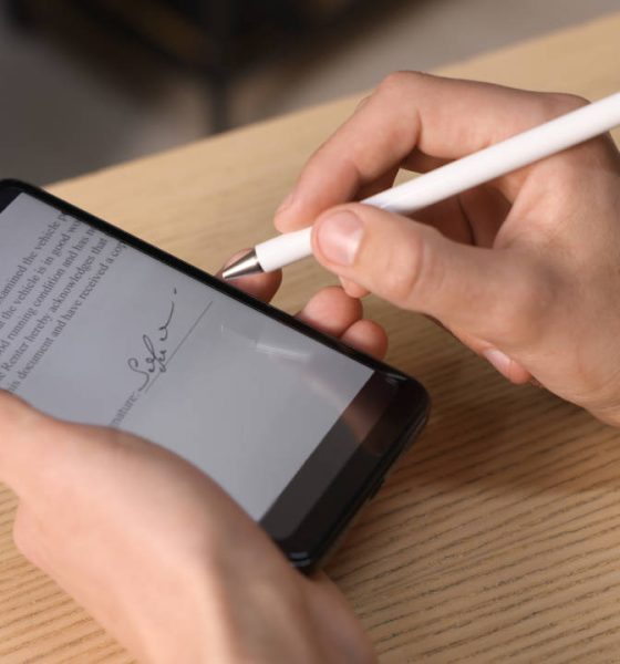 Google sigue incorporando nuevas funciones a Android sin necesidad de esperar a una gran actualización del sistema operativo. La última de ellas pasa bastante desapercibida a primera vista, pero tiene potencial para convertirse en una de esas mejoras que terminan facilitando el día a día de millones de usuarios. La compañía ha comenzado a desplegar Signature, un nuevo componente del sistema que convierte la firma digital en una función nativa de Android, permitiendo almacenarla y utilizarla fácilmente desde cualquier aplicación compatible. A diferencia de otras herramientas para firmar documentos, Signature no está pensada como una aplicación independiente que el usuario deba abrir cada vez que necesite añadir una firma. En realidad, funciona como un servicio integrado en el propio sistema operativo. Las aplicaciones que incorporen soporte para esta función podrán solicitar directamente una firma almacenada por el usuario, de una forma muy similar a como actualmente Android permite seleccionar fotografías mediante el selector nativo de imágenes o utilizar las credenciales almacenadas en el gestor de contraseñas del sistema. Google permitirá crear y almacenar diferentes tipos de firma para adaptarse a distintos escenarios. Los usuarios podrán dibujar su firma directamente sobre la pantalla, generar unas iniciales utilizando distintas tipografías o incluso importar una fotografía de una firma manuscrita para reutilizarla posteriormente. Además, será posible guardar varias versiones diferentes y administrarlas desde una pantalla específica, eliminando aquellas que ya no sean necesarias. Lo más interesante de esta novedad es que no depende de Android 17 ni de una actualización distribuida por cada fabricante. Signature está llegando a través de las actualizaciones del sistema de Google Play, un mecanismo que Google lleva años utilizando para incorporar nuevas capacidades al sistema operativo sin necesidad de esperar a que Samsung, Xiaomi, Motorola o cualquier otro fabricante adapten una nueva versión completa de Android. De hecho, la aplicación es compatible con dispositivos que ejecuten Android 12 o versiones posteriores. Este enfoque refleja una estrategia que Google viene reforzando desde hace tiempo. En lugar de reservar todas las novedades para las grandes actualizaciones anuales, la compañía está trasladando cada vez más funciones al propio ecosistema de Google Play. Ya ocurrió con el gestor de credenciales, el selector de fotografías, diversas funciones de seguridad o los módulos del sistema Project Mainline. Ahora, la firma digital pasa a formar parte de ese conjunto de capacidades comunes que cualquier aplicación podrá aprovechar sin necesidad de desarrollar su propia solución. Para los desarrolladores también supone una ventaja evidente. Hasta ahora, cada aplicación que necesitaba capturar una firma debía implementar su propio sistema, con resultados muy dispares tanto en funcionamiento como en experiencia de uso. Con Signature, Android ofrece una interfaz unificada que simplifica la integración, reduce el trabajo de desarrollo y proporciona una experiencia mucho más consistente para el usuario, independientemente de la aplicación desde la que esté firmando un documento. Puede que Signature no sea una de esas funciones que protagonizan las presentaciones de Google ni una característica que vayamos a utilizar todos los días. Sin embargo, representa muy bien la dirección que está tomando Android en los últimos años. Más que añadir aplicaciones nuevas, Google está convirtiendo el sistema operativo en una plataforma cada vez más completa y autosuficiente, incorporando de forma nativa funciones que hasta hace poco dependían de aplicaciones de terceros. Es un cambio silencioso, pero probablemente mucho más importante de lo que parece a simple vista.