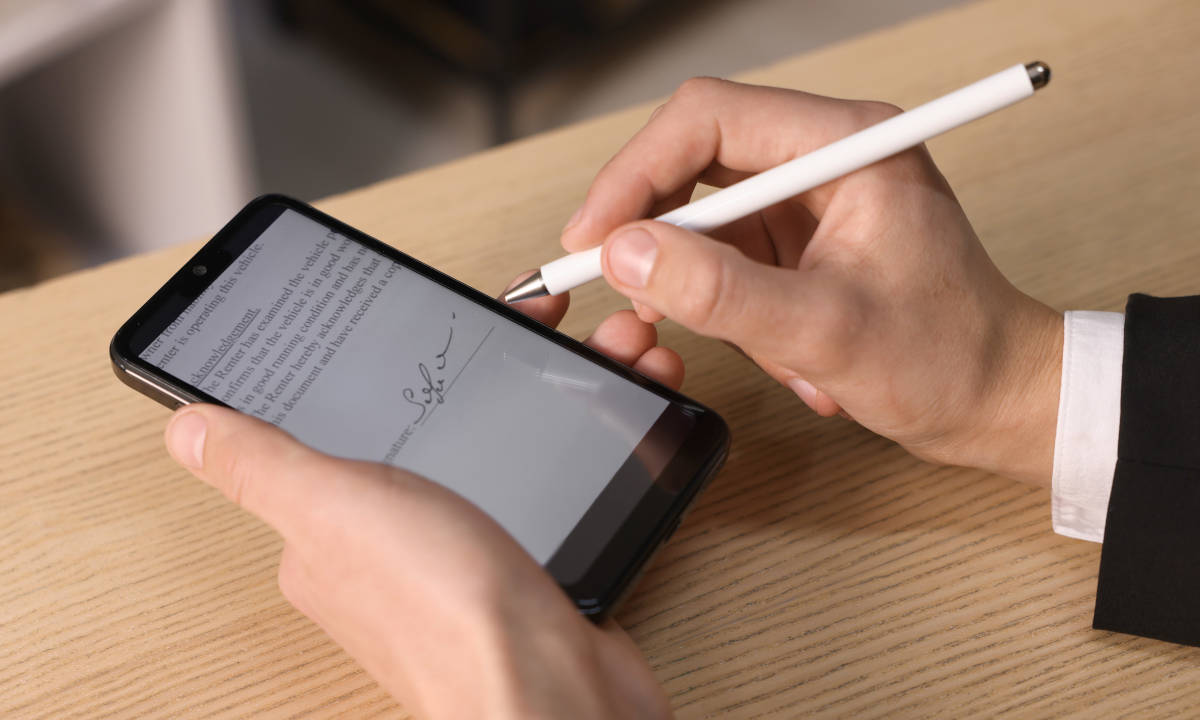 Google sigue incorporando nuevas funciones a Android sin necesidad de esperar a una gran actualización del sistema operativo. La última de ellas pasa bastante desapercibida a primera vista, pero tiene potencial para convertirse en una de esas mejoras que terminan facilitando el día a día de millones de usuarios. La compañía ha comenzado a desplegar Signature, un nuevo componente del sistema que convierte la firma digital en una función nativa de Android, permitiendo almacenarla y utilizarla fácilmente desde cualquier aplicación compatible. A diferencia de otras herramientas para firmar documentos, Signature no está pensada como una aplicación independiente que el usuario deba abrir cada vez que necesite añadir una firma. En realidad, funciona como un servicio integrado en el propio sistema operativo. Las aplicaciones que incorporen soporte para esta función podrán solicitar directamente una firma almacenada por el usuario, de una forma muy similar a como actualmente Android permite seleccionar fotografías mediante el selector nativo de imágenes o utilizar las credenciales almacenadas en el gestor de contraseñas del sistema. Google permitirá crear y almacenar diferentes tipos de firma para adaptarse a distintos escenarios. Los usuarios podrán dibujar su firma directamente sobre la pantalla, generar unas iniciales utilizando distintas tipografías o incluso importar una fotografía de una firma manuscrita para reutilizarla posteriormente. Además, será posible guardar varias versiones diferentes y administrarlas desde una pantalla específica, eliminando aquellas que ya no sean necesarias. Lo más interesante de esta novedad es que no depende de Android 17 ni de una actualización distribuida por cada fabricante. Signature está llegando a través de las actualizaciones del sistema de Google Play, un mecanismo que Google lleva años utilizando para incorporar nuevas capacidades al sistema operativo sin necesidad de esperar a que Samsung, Xiaomi, Motorola o cualquier otro fabricante adapten una nueva versión completa de Android. De hecho, la aplicación es compatible con dispositivos que ejecuten Android 12 o versiones posteriores. Este enfoque refleja una estrategia que Google viene reforzando desde hace tiempo. En lugar de reservar todas las novedades para las grandes actualizaciones anuales, la compañía está trasladando cada vez más funciones al propio ecosistema de Google Play. Ya ocurrió con el gestor de credenciales, el selector de fotografías, diversas funciones de seguridad o los módulos del sistema Project Mainline. Ahora, la firma digital pasa a formar parte de ese conjunto de capacidades comunes que cualquier aplicación podrá aprovechar sin necesidad de desarrollar su propia solución. Para los desarrolladores también supone una ventaja evidente. Hasta ahora, cada aplicación que necesitaba capturar una firma debía implementar su propio sistema, con resultados muy dispares tanto en funcionamiento como en experiencia de uso. Con Signature, Android ofrece una interfaz unificada que simplifica la integración, reduce el trabajo de desarrollo y proporciona una experiencia mucho más consistente para el usuario, independientemente de la aplicación desde la que esté firmando un documento. Puede que Signature no sea una de esas funciones que protagonizan las presentaciones de Google ni una característica que vayamos a utilizar todos los días. Sin embargo, representa muy bien la dirección que está tomando Android en los últimos años. Más que añadir aplicaciones nuevas, Google está convirtiendo el sistema operativo en una plataforma cada vez más completa y autosuficiente, incorporando de forma nativa funciones que hasta hace poco dependían de aplicaciones de terceros. Es un cambio silencioso, pero probablemente mucho más importante de lo que parece a simple vista.