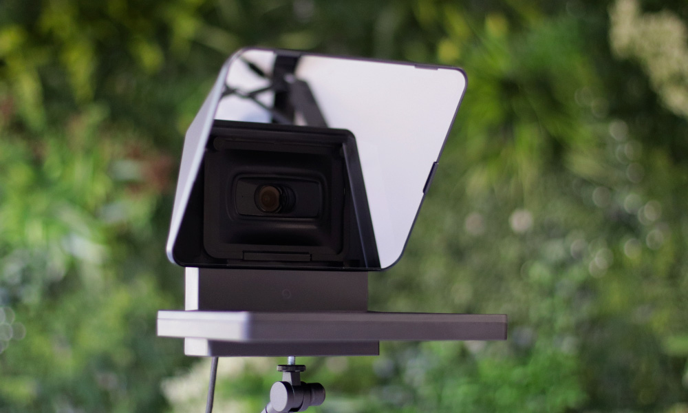 Facecam MK.2 colocada detrás del cristal semirreflectante del Elgato Prompter