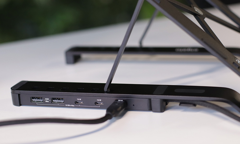 Puertos USB-C y USB-A del hub integrado en la base del Conferencing Kit+