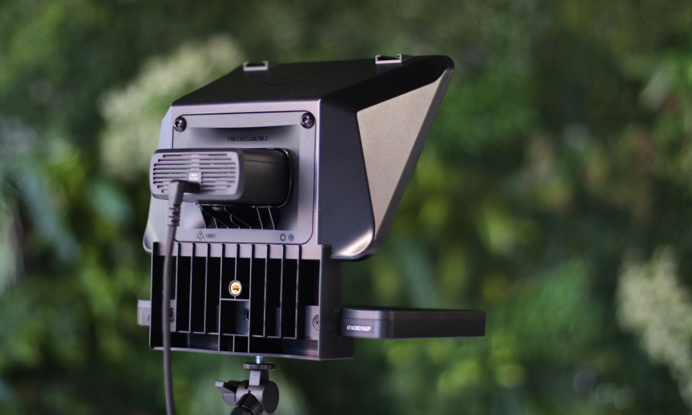 Elgato Facecam MK.2 montada en la parte trasera del Prompter