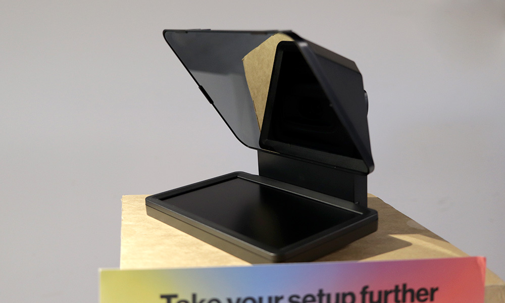 Elgato Prompter del Conferencing Kit+ junto a su caja
