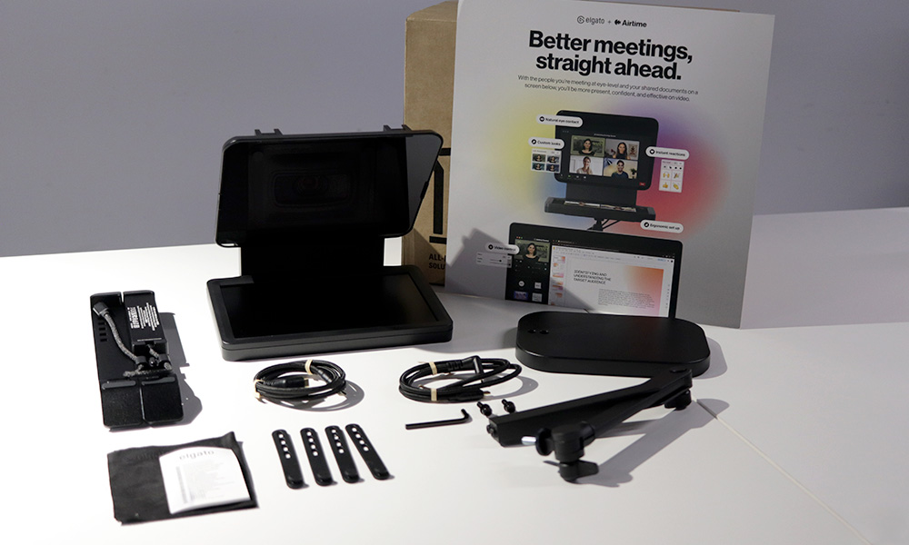 Contenido de la caja del Elgato Conferencing Kit+ junto a su embalaje