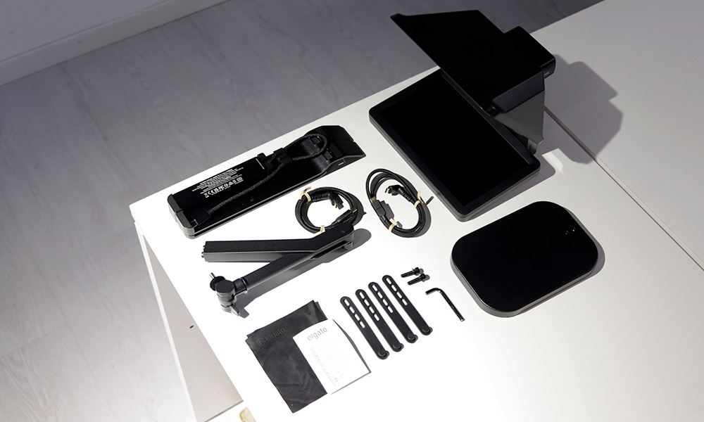 Piezas del Elgato Conferencing Kit+: Prompter, soporte, base para portátil, cables y bridas